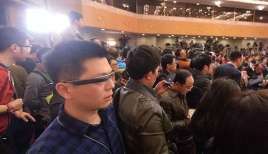 从谷歌眼镜到人工智能 两会报道“黑科技”的五年演变！